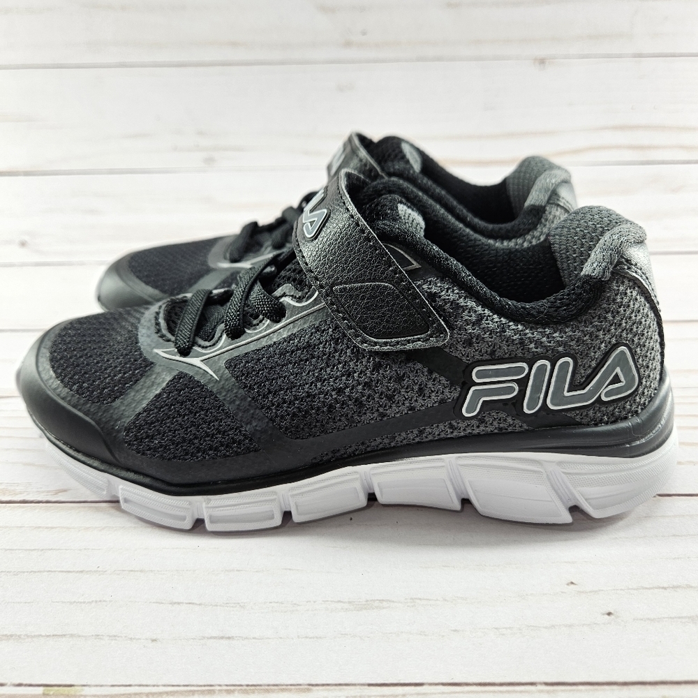 NWOT Boys Fila Primeforce 2 Black Gray Size 13 Strap Running Shoes 3RM00664-002